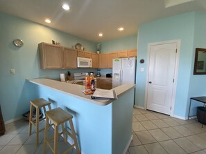Fridge, microwave, oven, stovetop - The Villa on the pond - 52 GH (Laguna Vista)