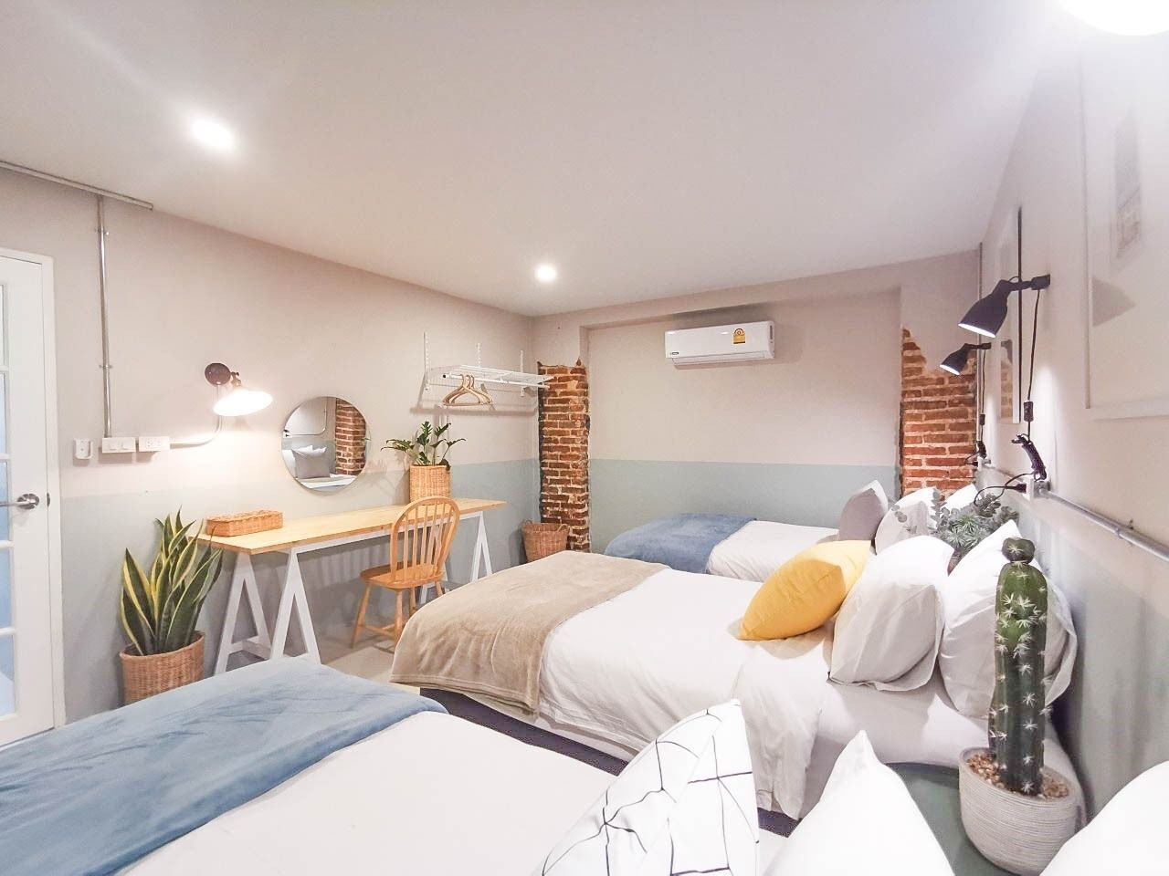 2 chambres, coffres-forts dans les chambres, décoration personnalisée
