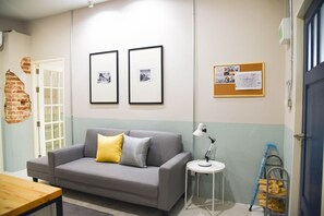 Apartamento superior, 2 quartos | Área de estar | TV LCD