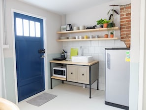 Full-sized fridge, microwave, stovetop, coffee/tea maker