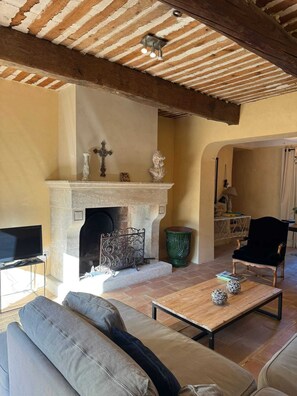 TV, fireplace - Homerez - Spacious Villa with Garden in Saignon (Saignon)