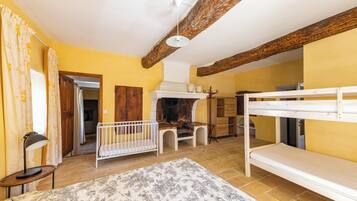 6 bedrooms, desk, iron/ironing board, internet