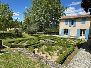 Property grounds - Homerez - Spacious Villa with Garden in Saignon (Saignon)