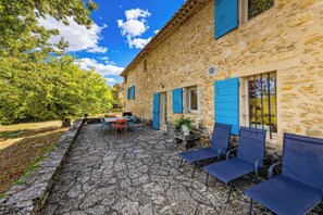 Outdoor dining - Homerez - Spacious Villa with Garden in Saignon (Saignon)