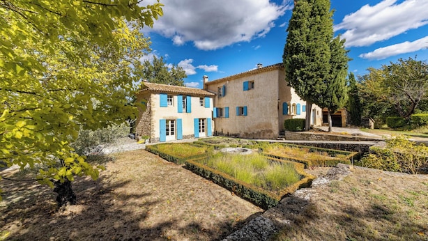 A traditional building with a courtyard, surrounded by mature trees and well-maintained gardens. - Homerez - Villa in Saignon (Saignon)
