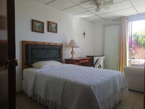 Kamar Double Bisnis, teras, pemandangan kebun | Brankas, meja kerja, tirai kedap cahaya, dan Wi-Fi gratis