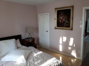 1 bedroom, iron/ironing board, free WiFi, bed sheets - Appartements Cartier 2. Free parking. Backyard. (Longueuil)