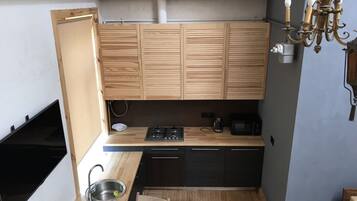 Réfrigérateur, micro-ondes, plaque de cuisson, bouilloire électrique