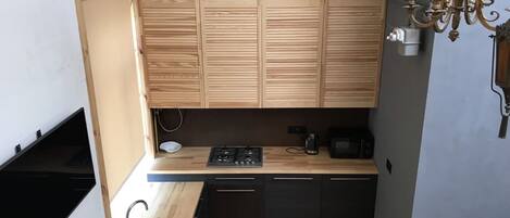 Refrigerador, microondas, parrilla de estufa y tetera eléctrica