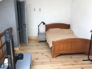 2 quartos, ferros/tábuas de passar roupa, acesso à internet