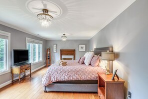 5 bedrooms, desk, iron/ironing board, travel cot - Boone Home w/ Fire Pit - Near App Ski & Sugar Mtn! (Boone)