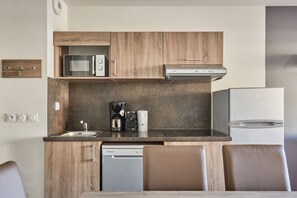 A compact kitchen with a microwave, coffee maker, and refrigerator. - Appart de Montagne Cosy | Service de Navette ! (Serre Chevalier)