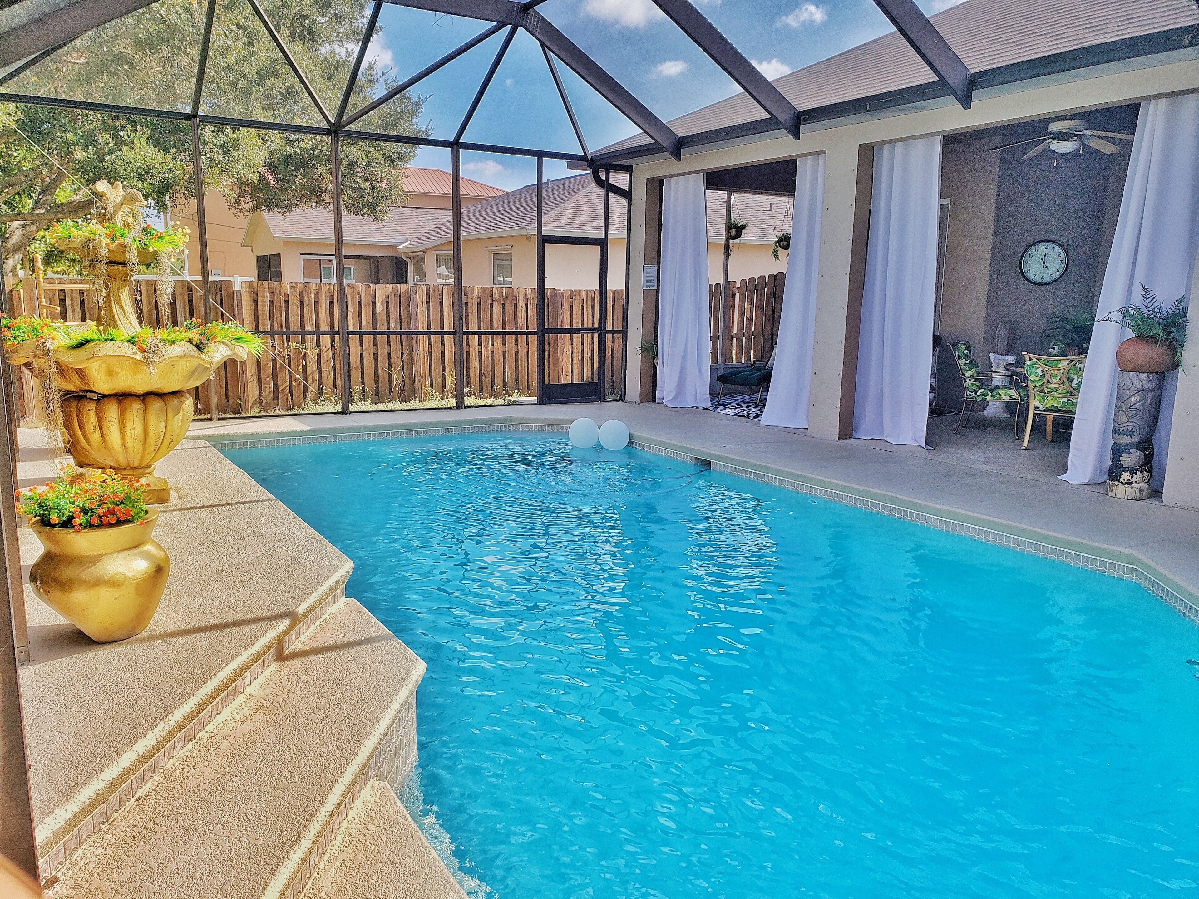 Een buitenzwembad en een verwarmd zwembad