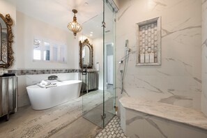 Chuveiro, secador de cabelo, roupões de banho, toalhas de banho