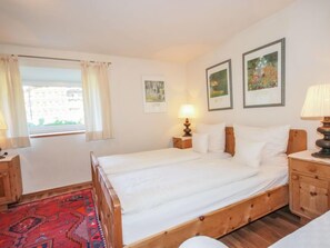 3 bedrooms, iron/ironing board, free Internet