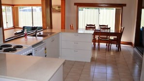 Réfrigérateur, micro-ondes, plaque de cuisson, grille-pain