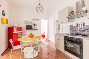 Fridge, oven, stovetop, electric kettle - Edy Apartment (Palermo)