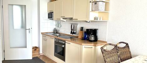 Kylskåp, mikrovågsugn, ugn och kaffe- och tebryggare