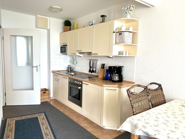 Kühlschrank, Mikrowelle, Ofen, Wasserkocher mit Kaffee-/Teezubehör