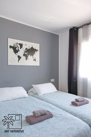 1 habitación, tabla de planchar con plancha y cuna de viaje 