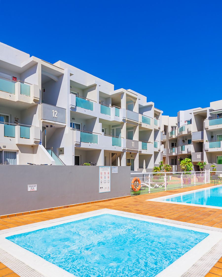 Un immeuble d’appartements moderne doté d’une piscine.