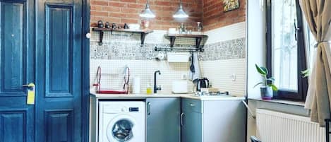 Cookware/dishes/utensils