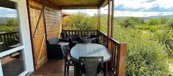 Direct access Via Ardèche, chalet with all comforts, swimming pool, air conditioning