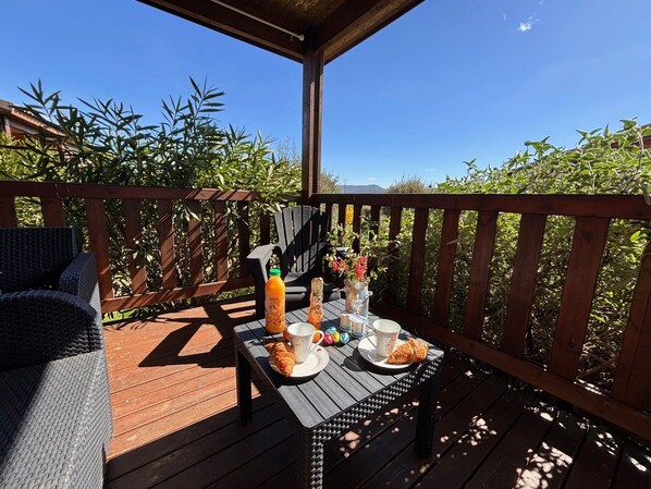 Terrace/patio - Direct access Via Ardèche, chalet with all comforts, swimming pool, air conditioning (Ruoms)
