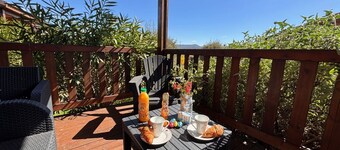 Direct access Via Ardèche, chalet with all comforts, swimming pool, air conditioning