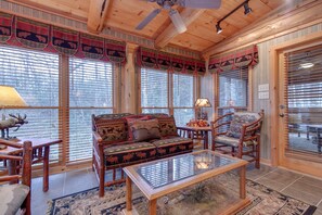 Fernseher, Kamin, DVD-Player