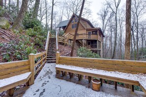 Property grounds - Private 2 BR Cabin Sleeps 6 Decks On Mountain Stream Hot Tub Jacuzzi Fireplace Kitchen Pool Table (Sevierville)