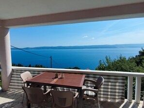 تناول الطعام بالخارج