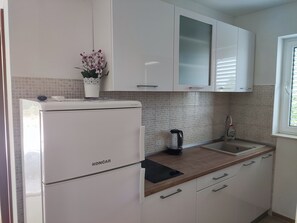 ثلاجة، ميكروويف، ماكينة لصنع القهوة/الشاي، غلّاية كهربائية