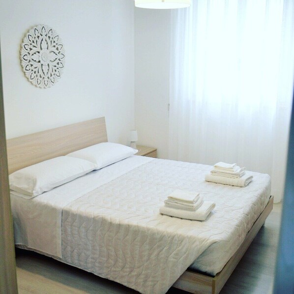 2 bedrooms, iron/ironing board, internet, bed sheets