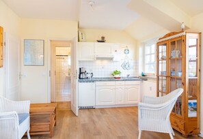 Kühlschrank, Herdplatte, Wasserkocher mit Kaffee-/Teezubehör, Toaster