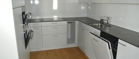 Jääkaappi, uuni, liesi, astianpesukone