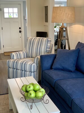 Flat-screen TV, DVD player - Cozy Summer Cottage minutes from Narragansett Beaches (Narragansett)