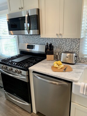 Fridge, microwave, oven, stovetop - Cozy Summer Cottage minutes from Narragansett Beaches (Narragansett)