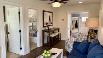 Een flatscreentelevisie en een dvd-speler