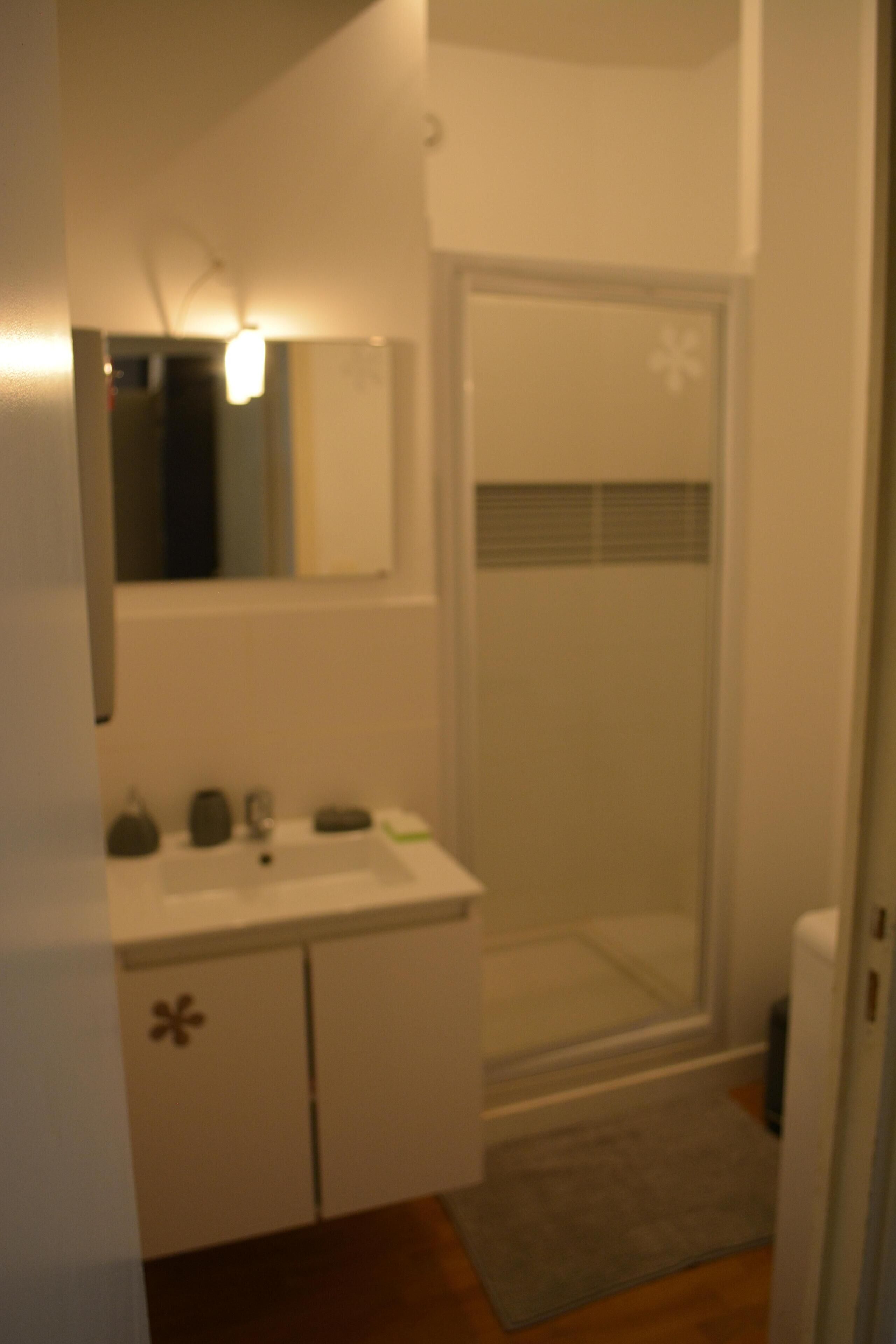 Een douche, handdoeken