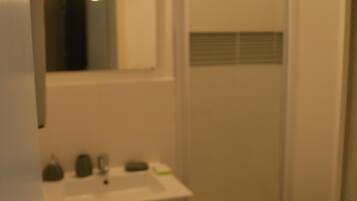 Een douche, handdoeken