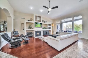 Smart TV, caminetto, lettore DVD, libri