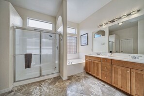 Combined shower/bathtub, hair dryer, towels, soap - Spacious 5 Bedroom Family Home Near TPC & Westworld  Private Pool (Scottsdale)