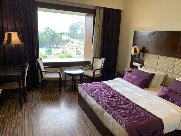 Premium bedding, in-room safe, blackout curtains, iron/ironing board - Mohan Vilaas (New Delhi)