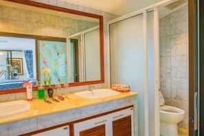 5-Bedroom Private Pool Villa | Bathroom | Rainfall showerhead, free toiletries, hair dryer, towels - Pattaya YueHu Phoenix Deluxe Villa 5room (Bang Lamung)