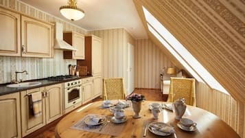 Kühlschrank, Mikrowelle, Herdplatte, Wasserkocher mit Kaffee-/Teezubehör