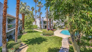 A resort with a swimming pool, palm trees, and a well-maintained lawn. - South Palm Springs 2BR Condo. Affordable. Pool, Hot Tub, Golf, Hiking,
Tennis! (Palm Springs)