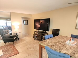 Dining - South Palm Springs 2BR Condo. Affordable. Pool, Hot Tub, Golf, Hiking,
Tennis! (Palm Springs)