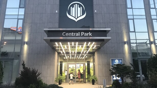 Un edificio moderno con una entrada destacada que indica 