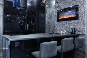 Business Apartment, Balcony, City View (Black) | Private kitchen | Full-size fridge, microwave, oven, stovetop - VIP Apartment (Kyiv)